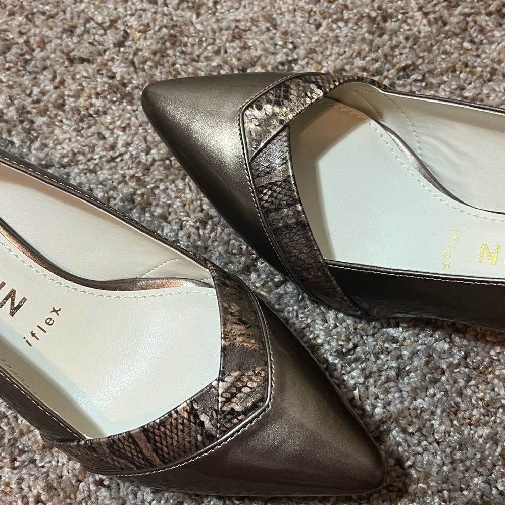 Anne Klein iflex AK7Maureen 7.5 M Gold Shiny Snake Skin Detail - Picture 9 of 12